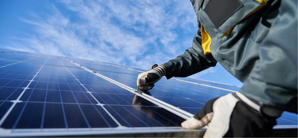 Familia, padre, madre e hija poniendo dinero en una hucha.