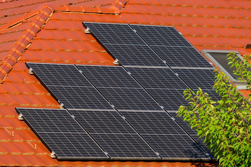 Paneles solares instalados sobre un tejado de tejas