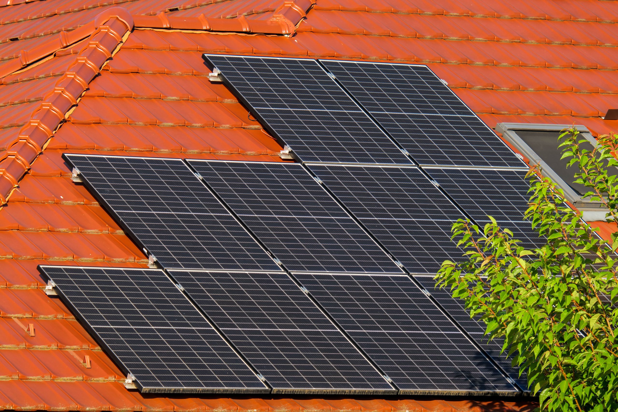 Paneles solares instalados sobre un tejado de tejas