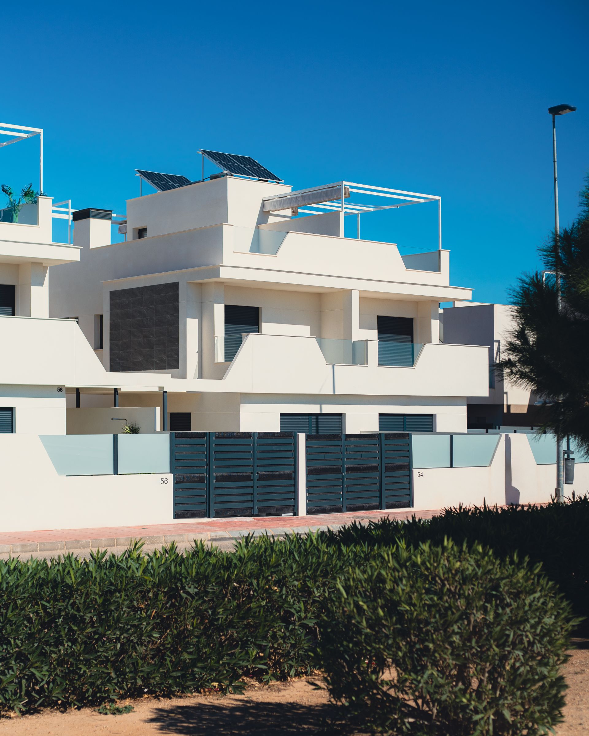 Vivienda con paneles solares en la cubierta Vivienda blanca con paneles solares en la cubierta